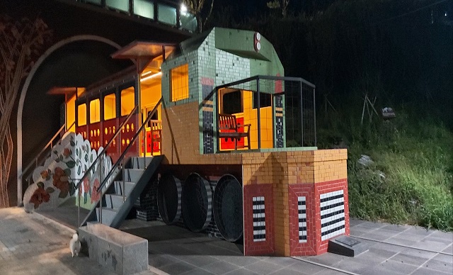 불 밝힌 기차조형물(내부)